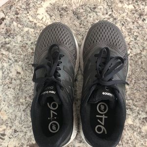 New Balance Woman’s 8WW sneaker